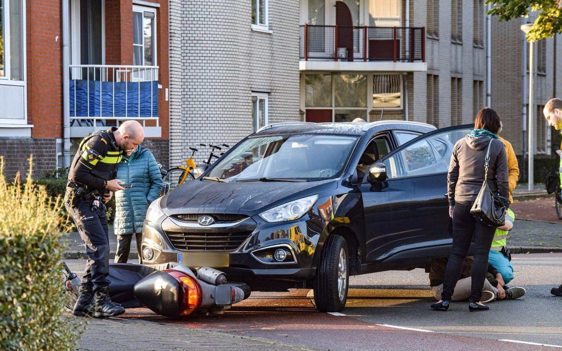 Scooterrijder Gewond Bij Aanrijding Met Auto Op Rotonde In Groningen ...